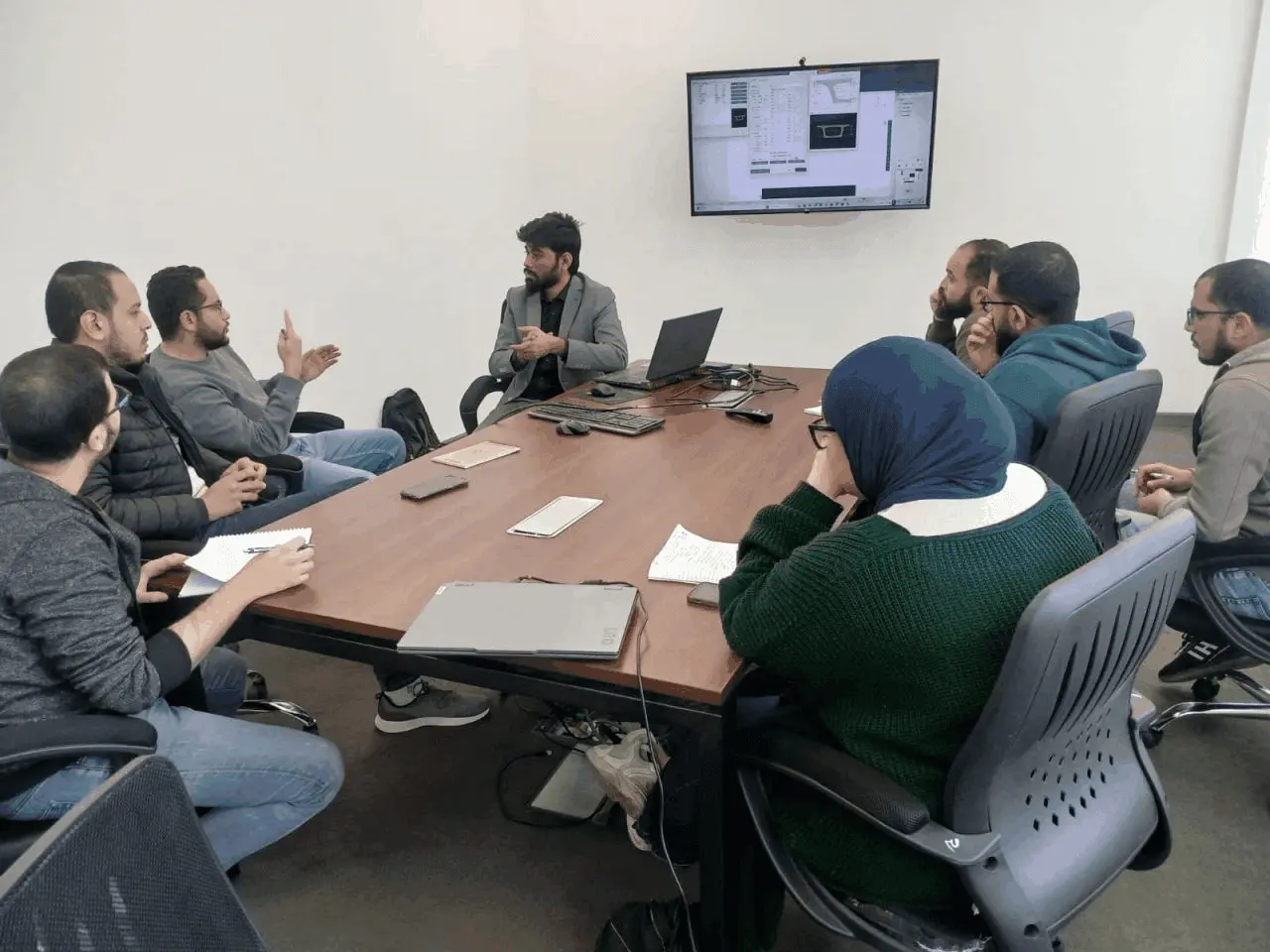 Participants discussing a section model during the MIDAS CIVIL NX training
